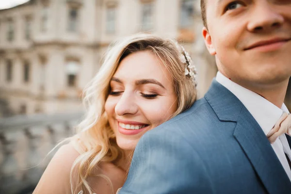 Saat pernikahan romantis, sepasang pengantin baru tersenyum potret, pengantin dan laki-laki memeluk — Stok Foto