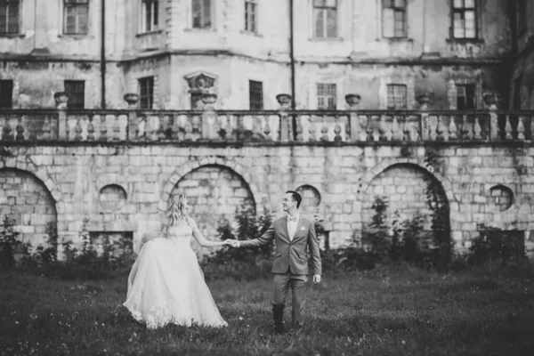 Casamento casal na natureza está abraçando uns aos outros. Menina modelo bonita em vestido branco. Homem de fato — Fotografia de Stock