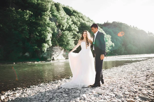 Sole ritratto di felice sposa e sposo all'aperto nella posizione della natura — Foto Stock