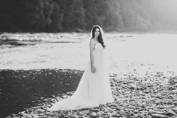 Retrato de belleza de la novia con vestido de novia de moda con plumas con maquillaje y peinado de lujo deleite —  Fotos de Stock