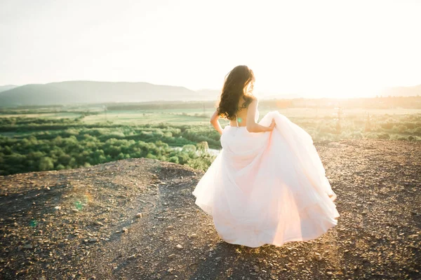 Bela noiva de luxo em vestido branco elegante — Fotografia de Stock