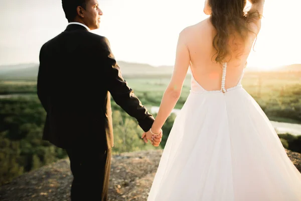Matrimonio coppia che si tiene per mano, sposo e sposa insieme il giorno del matrimonio — Foto Stock
