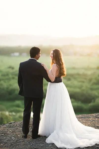 Momento romantico di nozze, coppia di sposi che sorridono ritratto, sposa e sposo che si abbracciano — Foto Stock