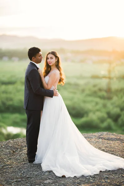 Sole ritratto di felice sposa e sposo all'aperto nella posizione della natura — Foto Stock