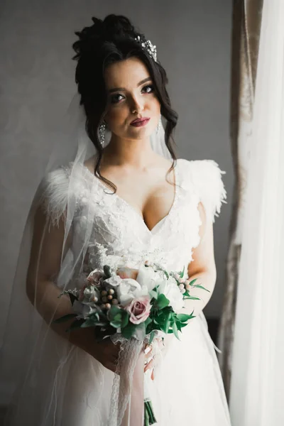 Портрет красивой модной невесты, сладкой и чувственной. Свадебный макияж и волосы — стоковое фото