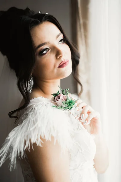 Krásná luxusní nevěsta v elegantních bílých šatech — Stock fotografie