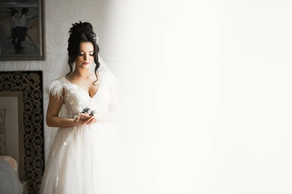 Indah fashion pengantin dalam gaun pengantin berpose — Stok Foto