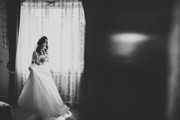 Bela noiva de luxo em vestido branco elegante — Fotografia de Stock