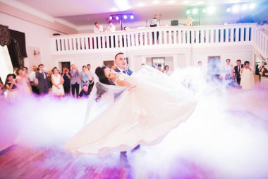 Yeni evli çiftin ilk düğün dansı.