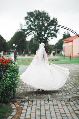 Gelinin güzel portresi moda gelinliği içinde tüylü, lüks makyaj ve saç stili.