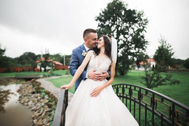 Parkta kucaklaşan yeni evli çiftin güzel romantik düğünü.