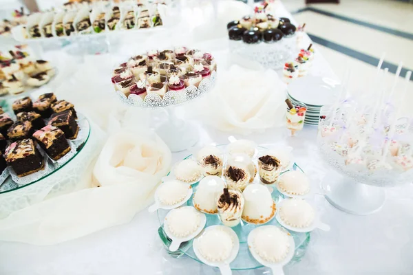 Köstliche und leckere Desserttafel mit Cupcakes und Shots an der Rezeption Nahaufnahme — Stockfoto
