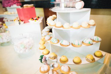 Masada süslü düğün pastası var.