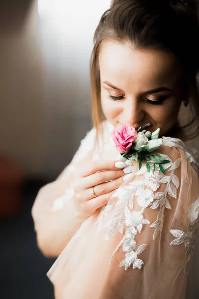 Portret van een prachtige bruid met lang haar poseren met grote boeket — Stockfoto