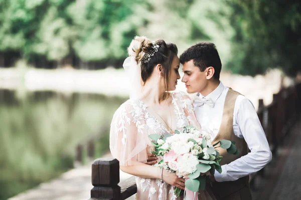 Romantischer Hochzeitsmoment, Brautpaar lächelt Porträt, Braut und Bräutigam umarmen sich — Stockfoto