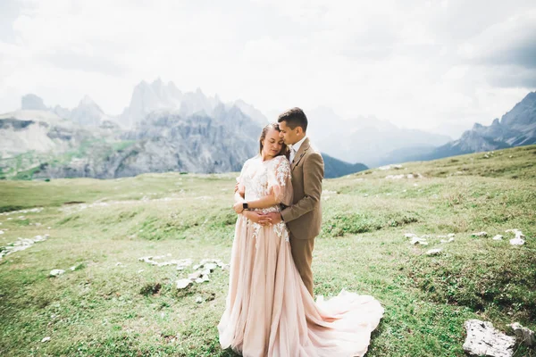 Hermosa novia hermosa posando para el novio y divertirse cerca de las montañas con una vista increíble, espacio para el texto, pareja de boda —  Fotos de Stock