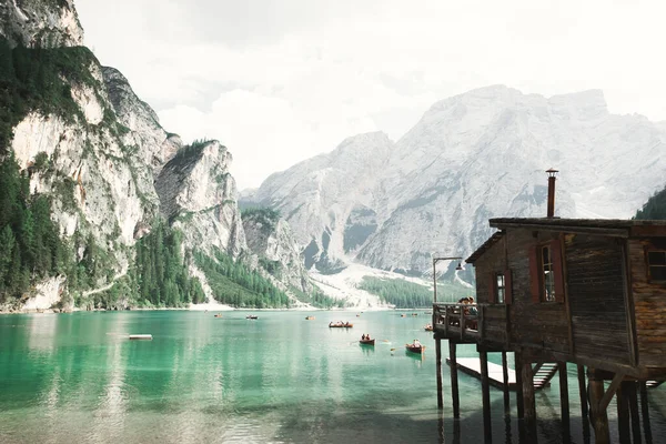 Braies Lake nas montanhas Dolomitas, Sudtirol, Itália. Lago di Braies — Fotografia de Stock