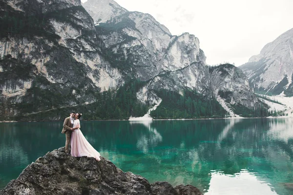 Moment de mariage romantique, couple de jeunes mariés souriant portrait, mariée et marié étreignant près d'un beau lac dans les montagnes — Photo