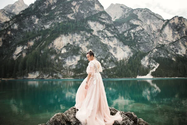 Bellezza donna, sposa con perfetto abito bianco sfondo montagne — Foto Stock