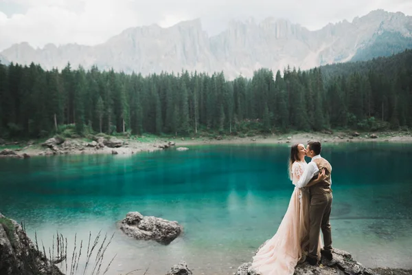 Bella coppia moderna baciare vicino a un lago in montagna — Foto Stock