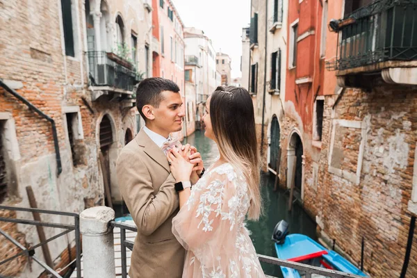 Lindo casal feliz de pé perto um do outro e olhando nos olhos em Veneza, Itália — Fotografia de Stock