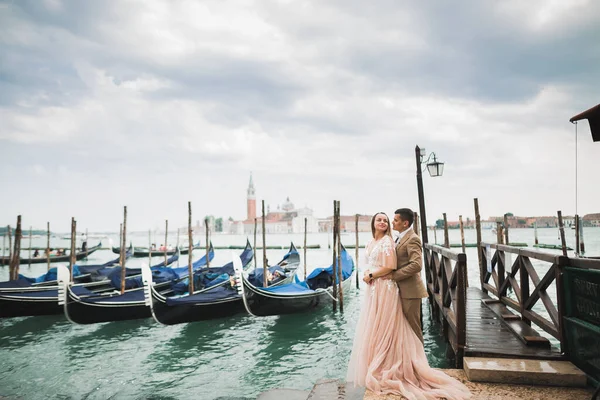 Bruidspaar in de natuur omhelst elkaar. Mooi model meisje in witte jurk. Man in pak. Venetië, Italië — Stockfoto