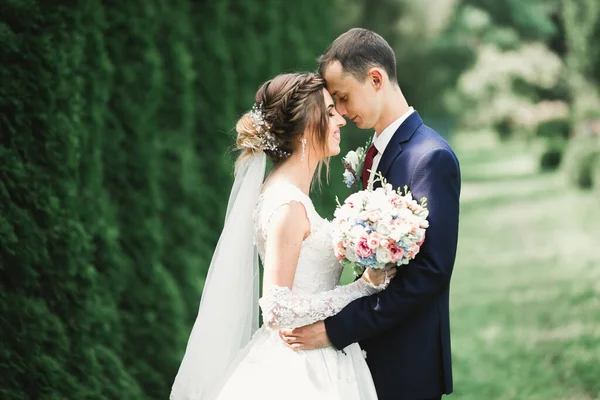 Lindo casal feliz de pé perto um do outro e olhando nos olhos — Fotografia de Stock