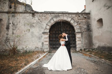 Güzel gelin ve damat evlendikleri gün kucaklaşıp öpüşüyorlar.