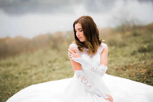 Portrait of a beautiful fashion bride, sweet and sensual. Wedding make up and hair — Stock Photo, Image