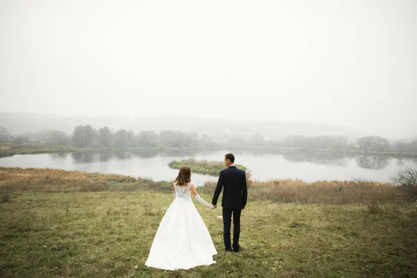 Pareja de boda cogidos de la mano, novio y novia juntos en el día de la boda — Foto de Stock