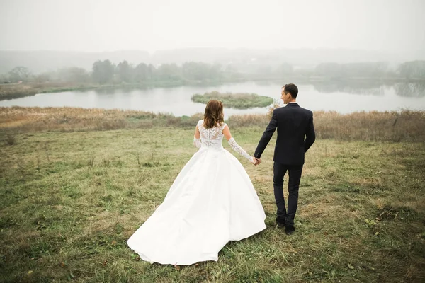 Düğün günü el ele tutuşan çift, damat ve gelin. — Stok fotoğraf