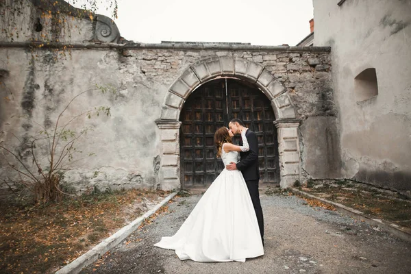 Güzel gelin ve damat evlendikleri gün kucaklaşıp öpüşüyorlar.