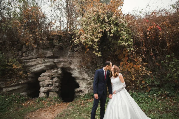 Hermosa novia y novio abrazar y besar en su boda al aire libre —  Fotos de Stock