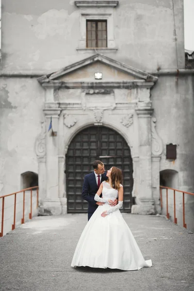 Bella sposa e lo sposo abbracciare e baciare il giorno del loro matrimonio all'aperto — Foto Stock