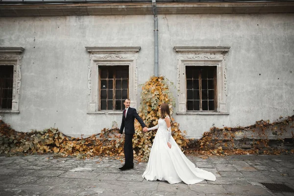 Bruidspaar houdt hand in hand, bruidegom en bruid bij elkaar op trouwdag — Stockfoto