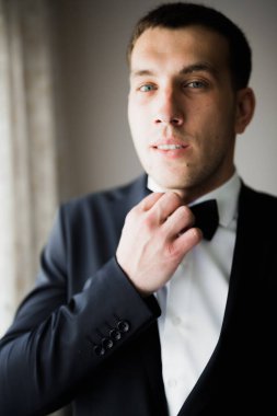 Damat sabah hazırlığı. Yakışıklı adam giyiniyor ve düğüne hazırlanıyor.