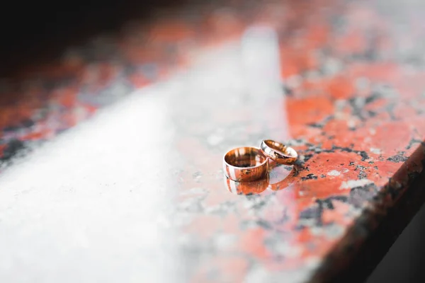 Krásný tónovaný obrázek se snubními prsteny — Stock fotografie