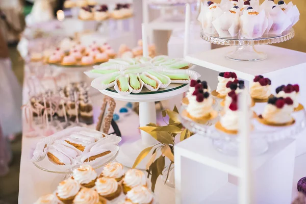 Läckra sötsaker på bröllopsgodis buffé med desserter, cupcakes — Stockfoto