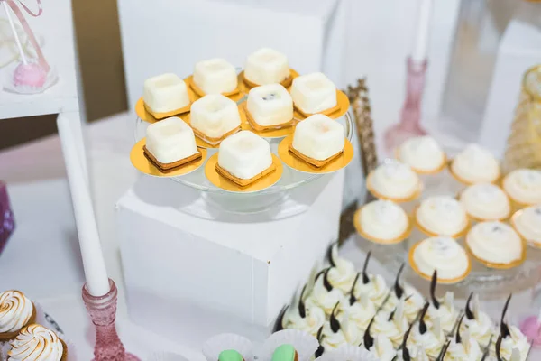 Délicieuse et savoureuse table à dessert avec des cupcakes et des coups de feu à la réception gros plan — Photo