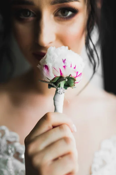 Splendida sposa in accappatoio in posa e preparazione per la cerimonia di nozze faccia in una stanza — Foto Stock