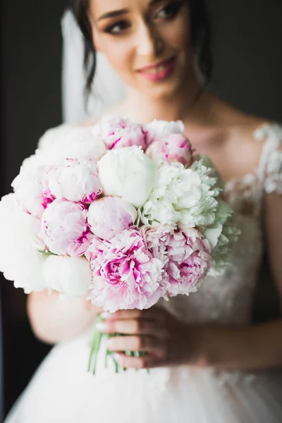 Bride holding big and beautiful wedding bouquet with flowers — Stock Photo, Image