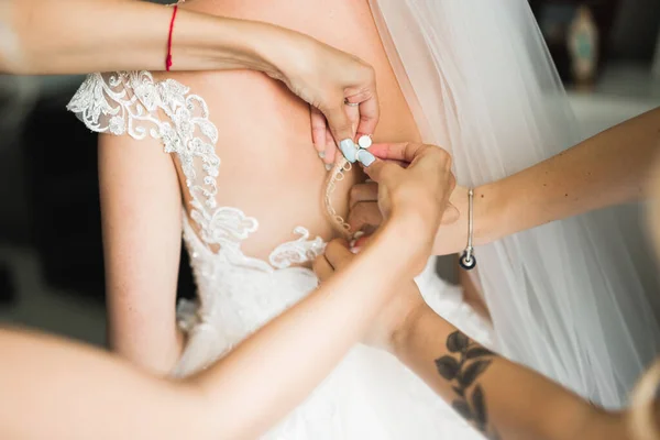 Manos de damas de honor en vestido de novia. Feliz matrimonio y novia en el concepto del día de la boda — Foto de Stock