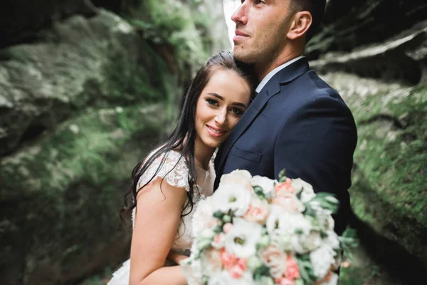 Moment de mariage romantique, couple de jeunes mariés souriant portrait, mariée et marié câlin — Photo