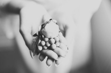 Gelin elinde çiçeklerle güzel bir buket tutuyor