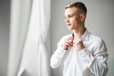 Damat sabah hazırlığı. Yakışıklı adam giyiniyor ve düğüne hazırlanıyor.