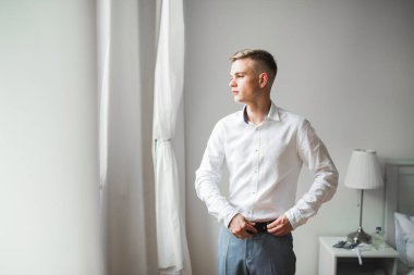 Damat sabah hazırlığı. Yakışıklı adam giyiniyor ve düğüne hazırlanıyor.
