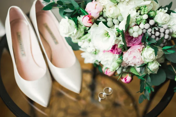 Όμορφη τονισμένη εικόνα με βέρες και γαμήλια παπούτσια — Φωτογραφία Αρχείου