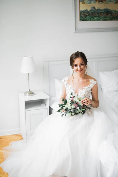 Novia de boda de lujo, niña posando y sonriendo con ramo — Foto de Stock