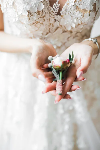 Beautiful luxury bride in elegant white dress holds bouquet of flowers in the hands — Stock Photo, Image