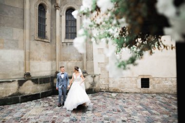 Düğün günü el ele tutuşan çift, damat ve gelin.